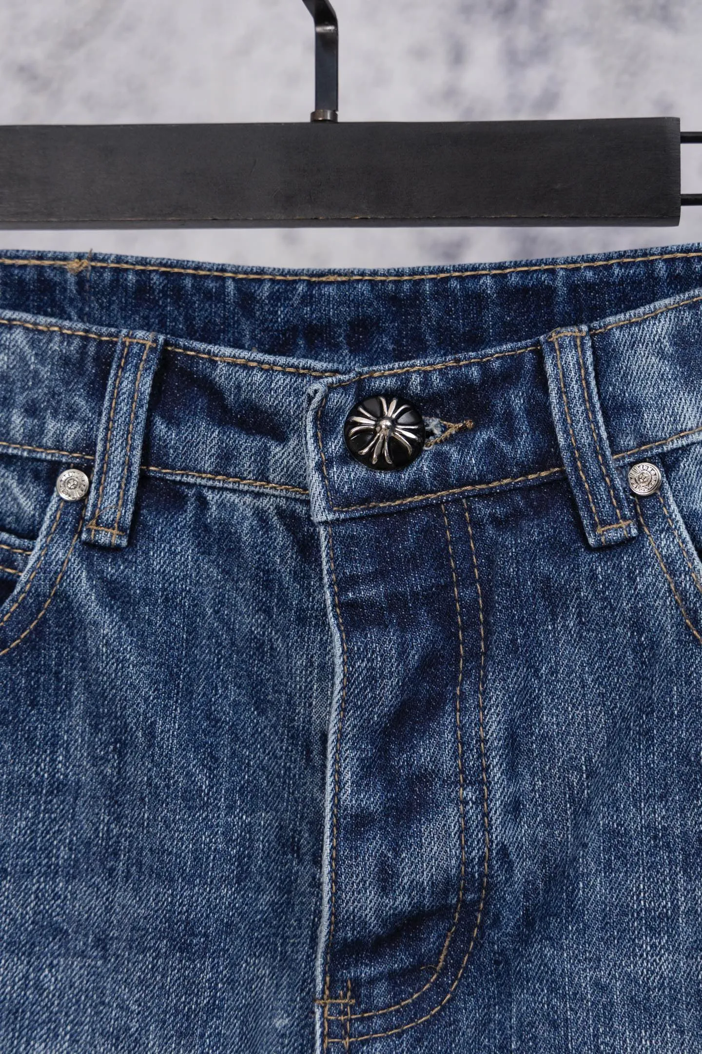 P260 CH Chromehearts limited edition black and white cross patch leather jeans, priced at 34W level, patchwork cross pattern embellishment, washed jeans! ! An absolutely high-end luxury product, a 1.9W-level god-level single product, a super popular product, made by top heavy industry, a magic weapon that cannot be missed! [About Zangyin] This is an extremely luxurious fashion brand that can also be called the aristocracy of the high street. It has always been an exclusive brand for some hipsters or rich second generations. Compared with ordinary high streets, it is more luxurious and noble. Compared with luxury brands, it is more fashionable and individual. It has always been a brand that I have a special liking for. [Top heavy industry fashion design] Consistently high-street luxury style. Speaking of this style, the Zangyin family and GU family are definitely the leading representative brands. Especially the Zangyin family has really achieved a state-of-the-art effect in creating high-street style. The unique washed material is used to create this style. The color system is already quite eye-catching. After it is decorated with patchwork cross flowers, it cleverly highlights the charm of the brand. Secondly, this style uses classic The high-waist cutting design highlights the long legs and fashionable temperament of the upper body. The brand is highly recognizable and the slim fit configuration is more suitable for daily wear. It is a product that interprets personality, fashion, and specifications at a glance. This single product is enough to make any fan excited. It can be a white T-shirt for a youthful college style, or a tight suspender for a royal style. It has strong matching ability and can be easily controlled by men.  [Materials and craftsmanship] Needless to say, this point goes without saying. As an excellent craftsman brand, Zangyin’s requirements for details and craftsmanship are really perfect. The washed color of this model has gone through so many processes, not to mention the embellishment of denim appliques. It is also purely hand-made and sewn. Just like what they believe in, only hand-made things have soul and have the meaning of wear. A top-notch heavy-duty fashionable denim item, I look forward to your perfect interpretation! !  Color: blue Size: 28-36